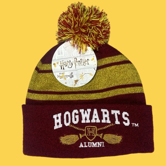 Men's Harry Potter Hogwarts Alumni Striped Pom Pom Beanie Knit Hap Cap‎ OSFM NWT - Picture 1 of 2